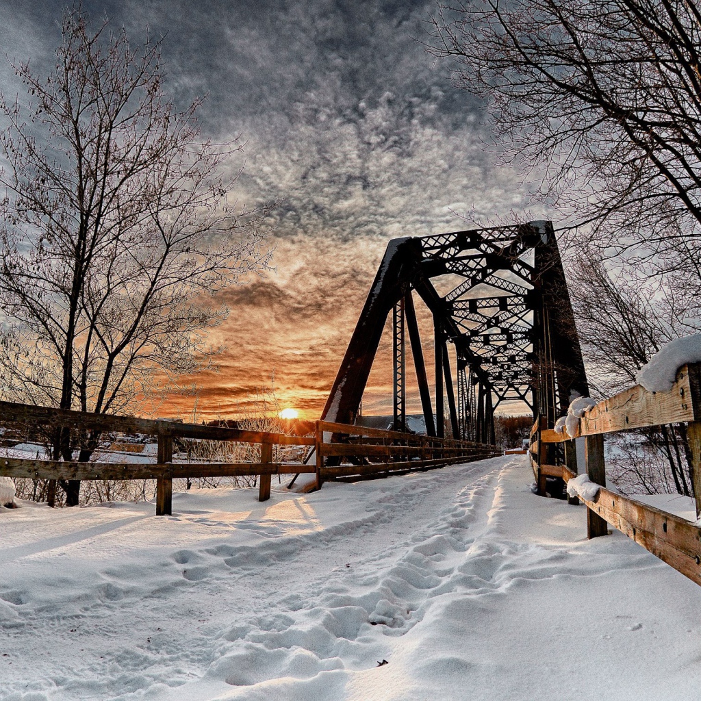 Мост над рекой зимой