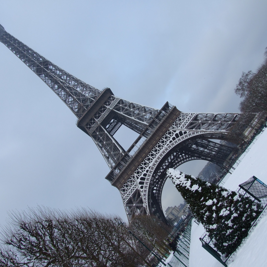 Снег в Париже Эйфелева башня под наклоном