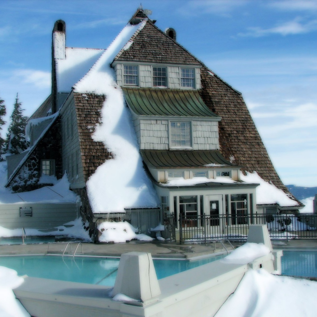 Заснеженный дом с бассейном