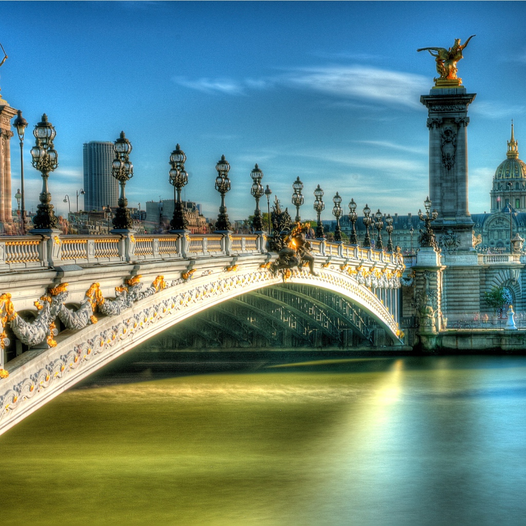 Мост через реку в Париже