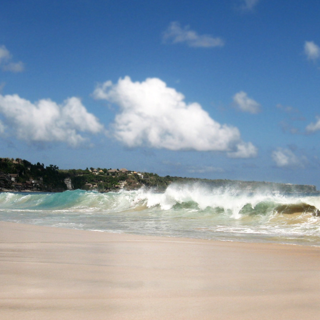 Волны прибоя на Бали