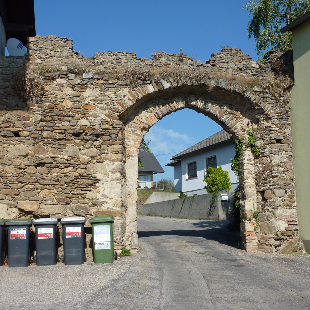 Старинная арка в городе Лэнгенфельд, Австрия