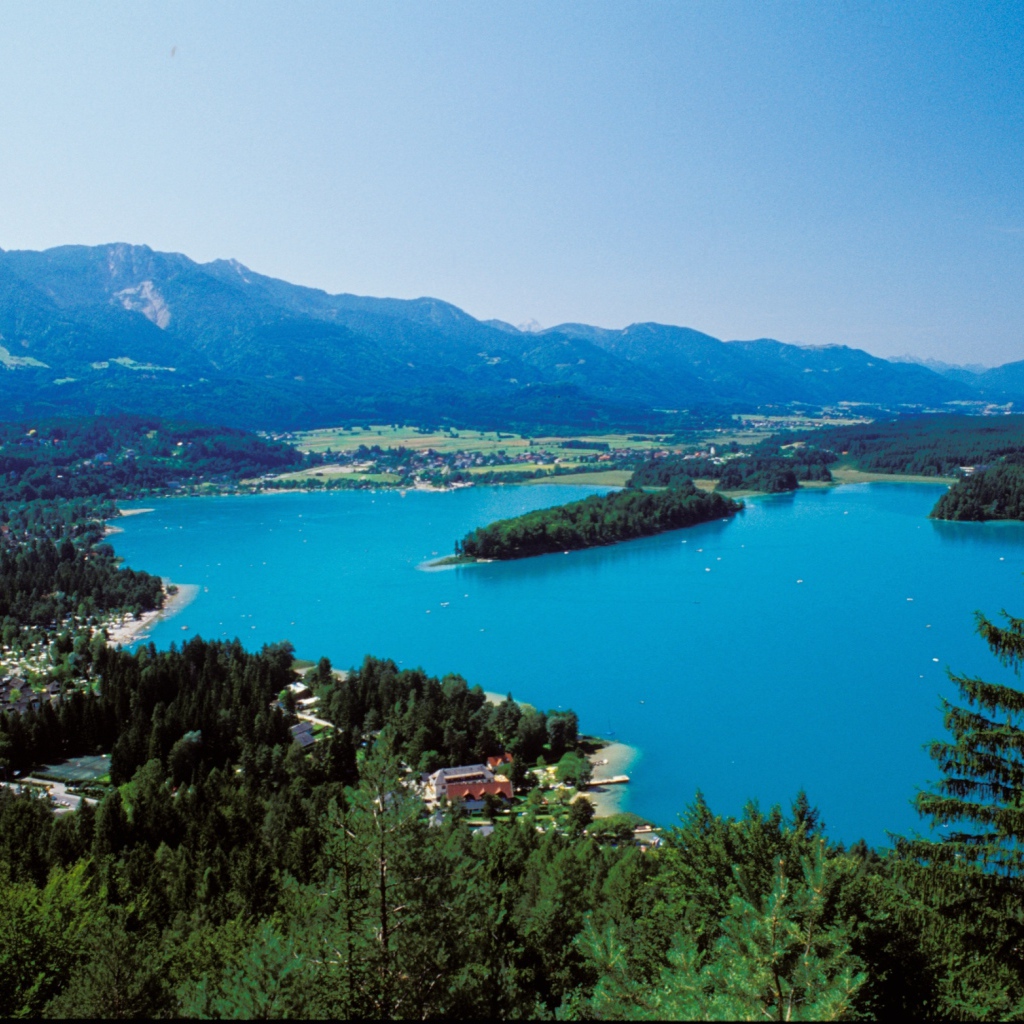 Красивое озеро на курорте Фаакер-Зее, Австрия