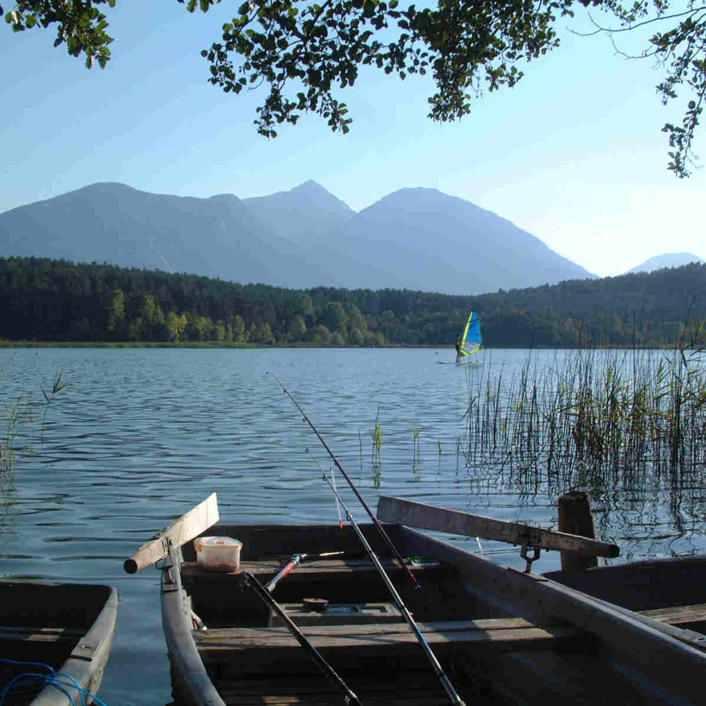 Лодка у берега озера Клопайнер Зее, Австрия