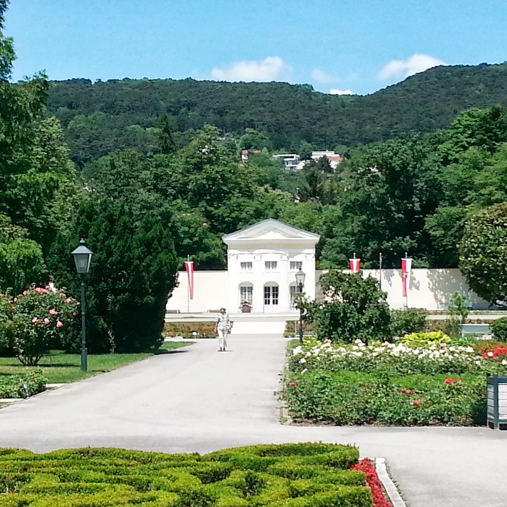 Здание в парке на курорте Баден, Австрия