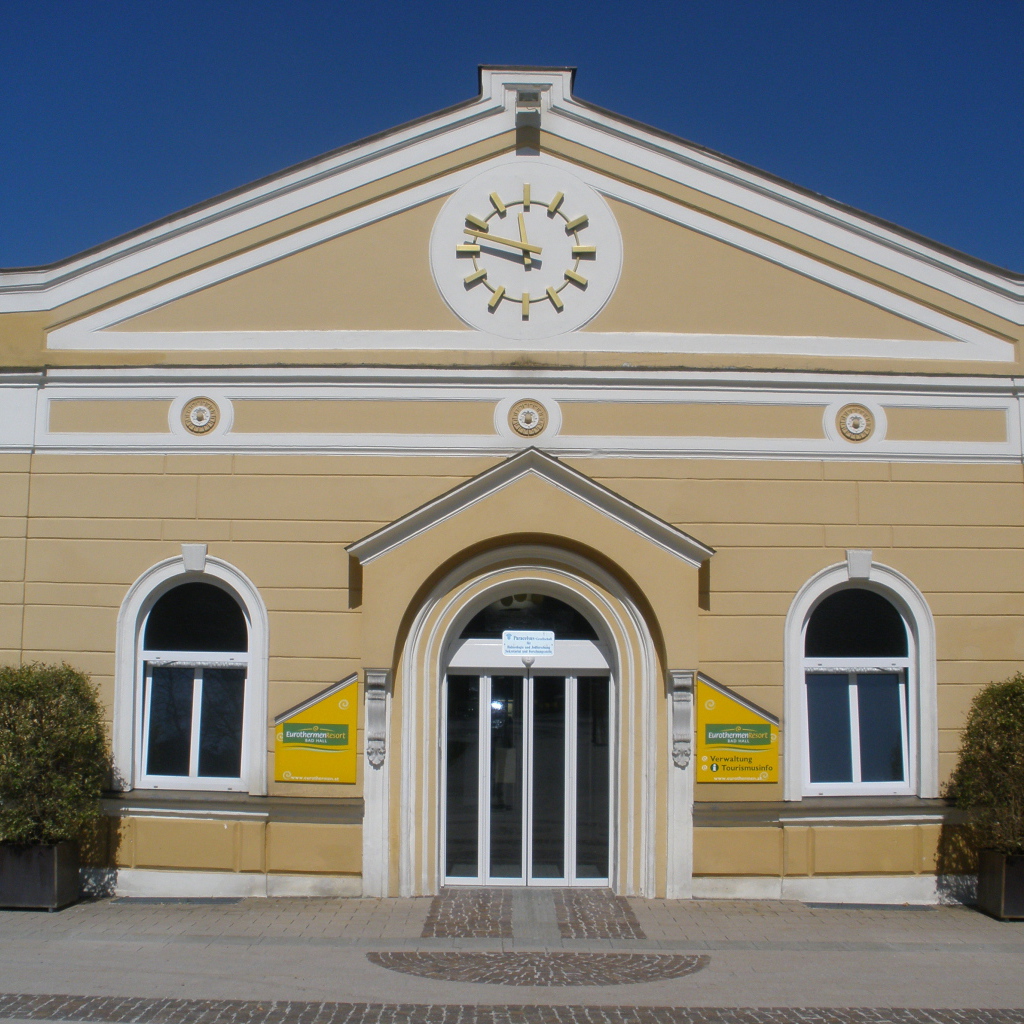 Здание с часами на курорте Бад Халль, Австрия
