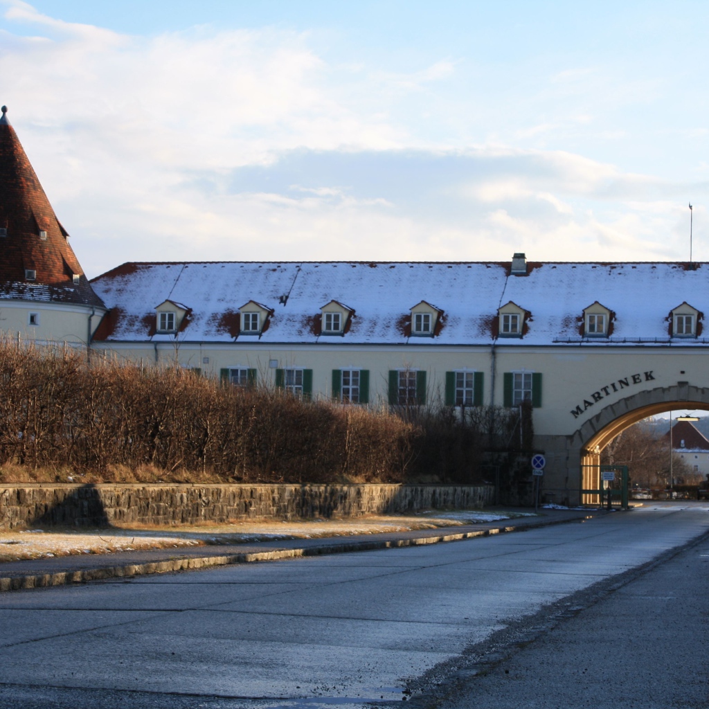Здание с аркой на курорте Баден, Австрия