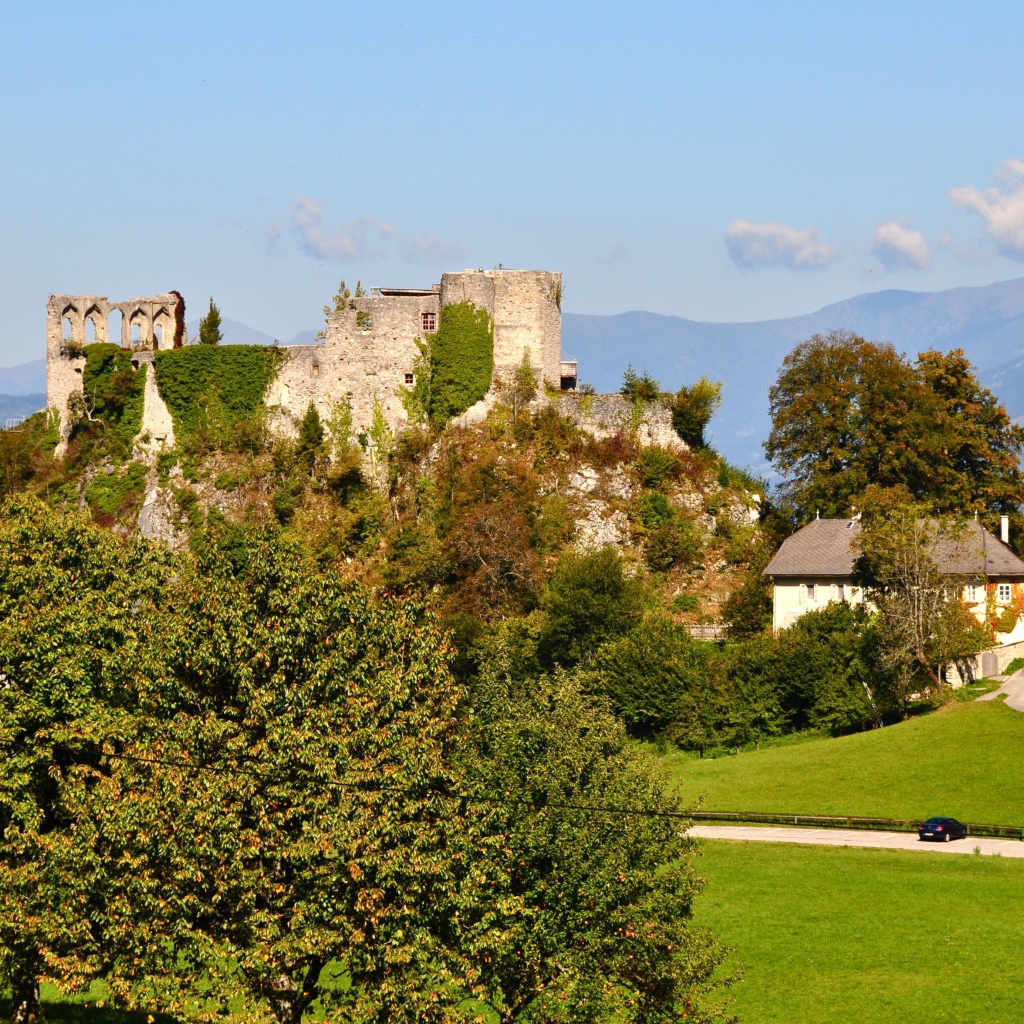 Развалины замка на курорте Фаакер-Зее, Австрия