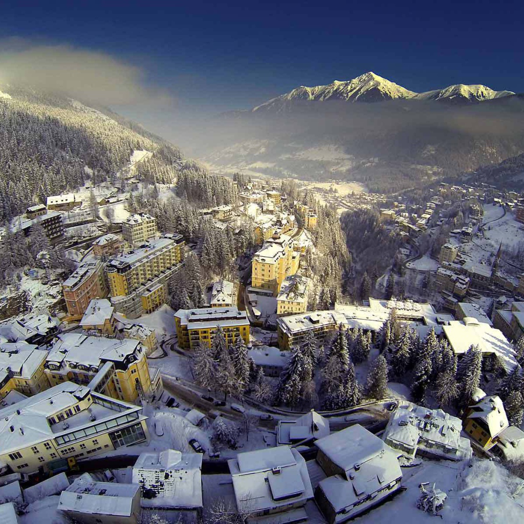 Город среди Альп на курорте Бад Хофгастайн, Австрия