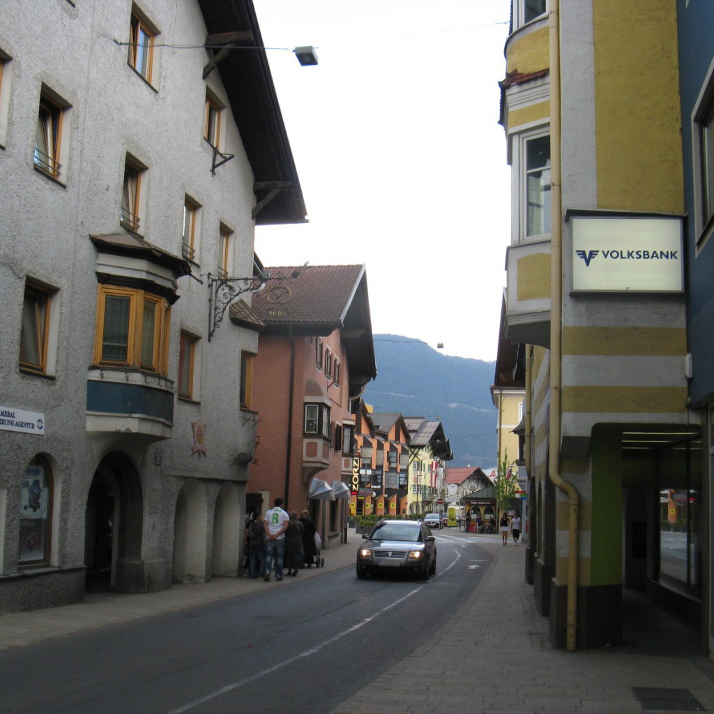 Городская улица на курорте Тельфс-Бюхен, Австрия