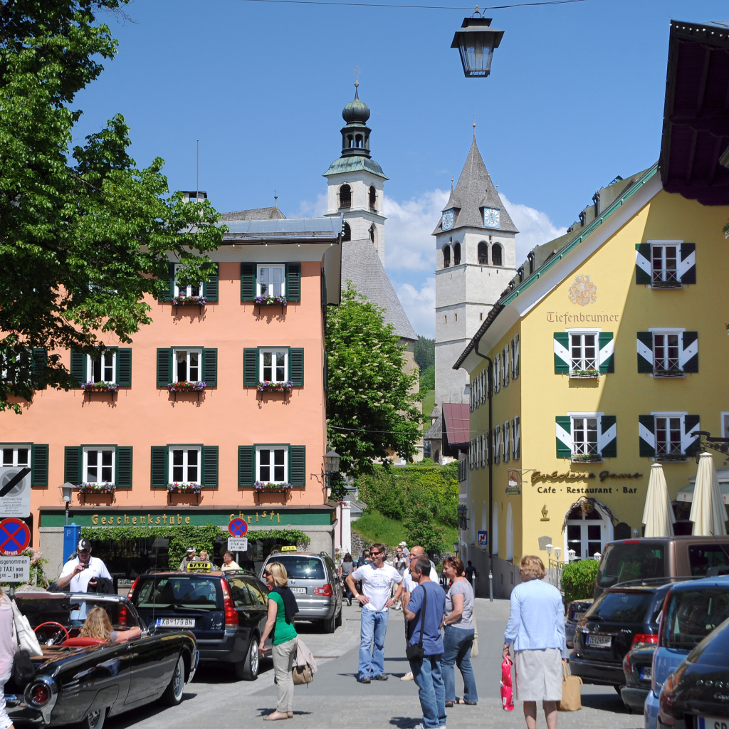 Городская улица на курорте Китцбюэль, Австрия