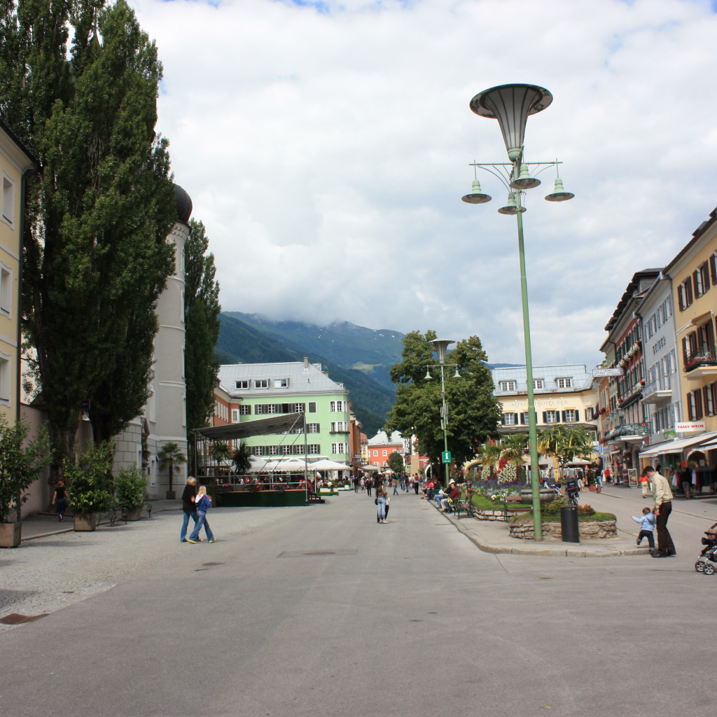 Городская улица на курорте Лиенц, Австрия