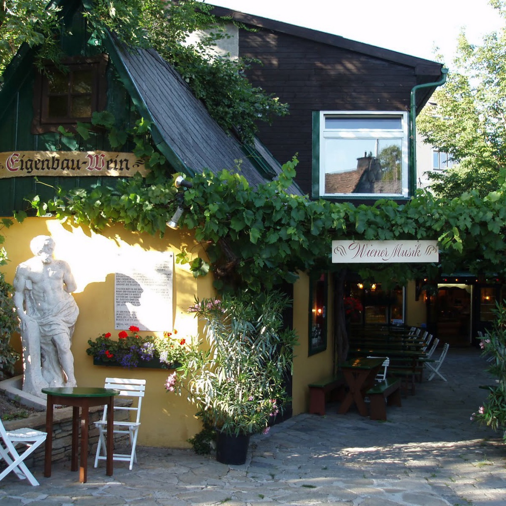 Уютное кафе в городе Нойштифт, Австрия