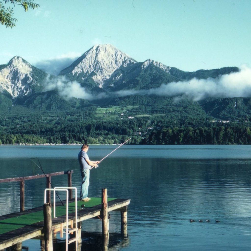 Причал на озере на курорте Фаакер-Зее, Австрия