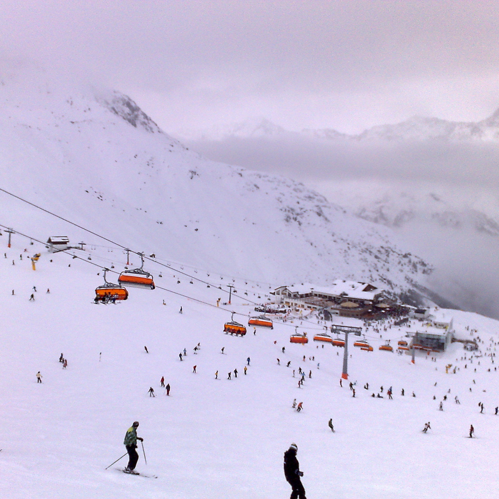 Спуск на лыжах на горнолыжном курорте Зёльден, Австрия