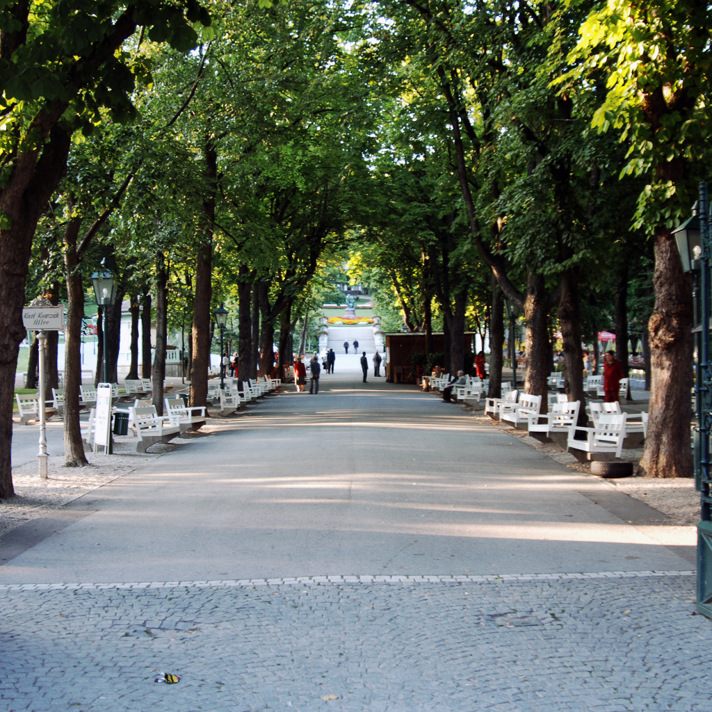 Вход в парк на курорте Баден, Австрия