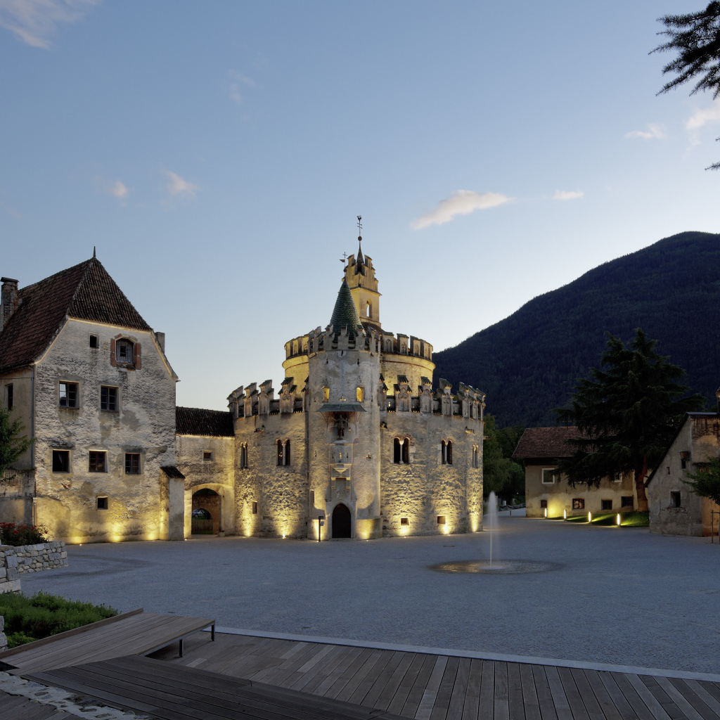 Вечерние огни в городе Нойштифт, Австрия