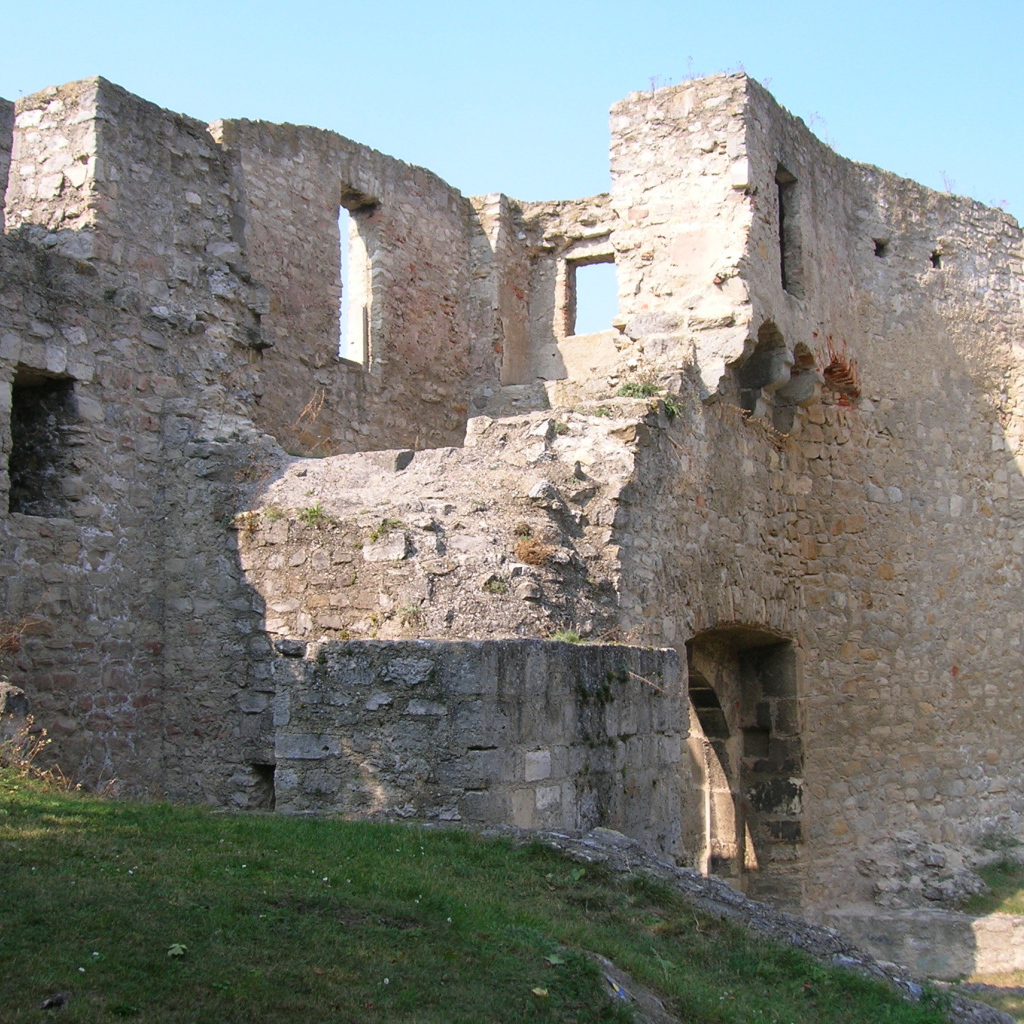 Крепостная стена в городе Гайнберг, Австрия
