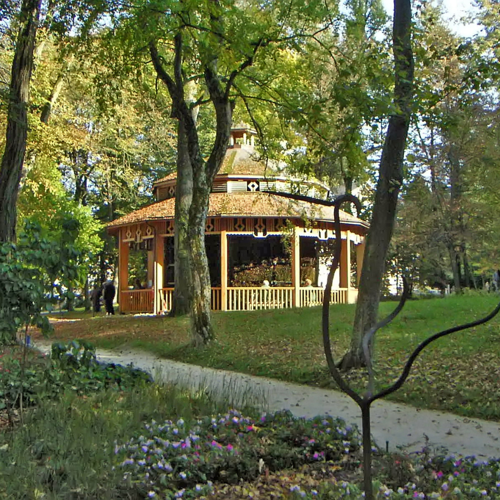 Беседка в парке на курорте Бад Халль, Австрия