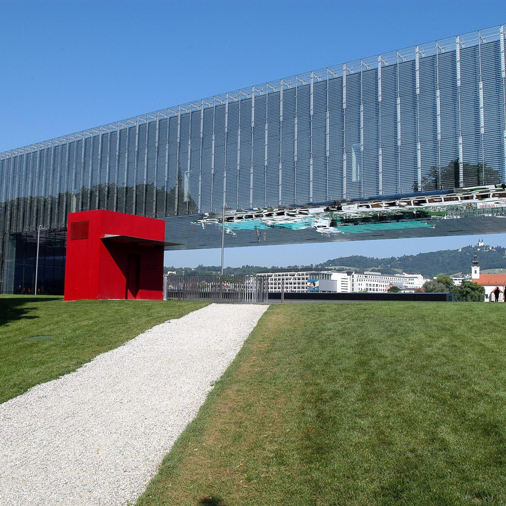 Стеклянное здание в городе Линц, Австрия