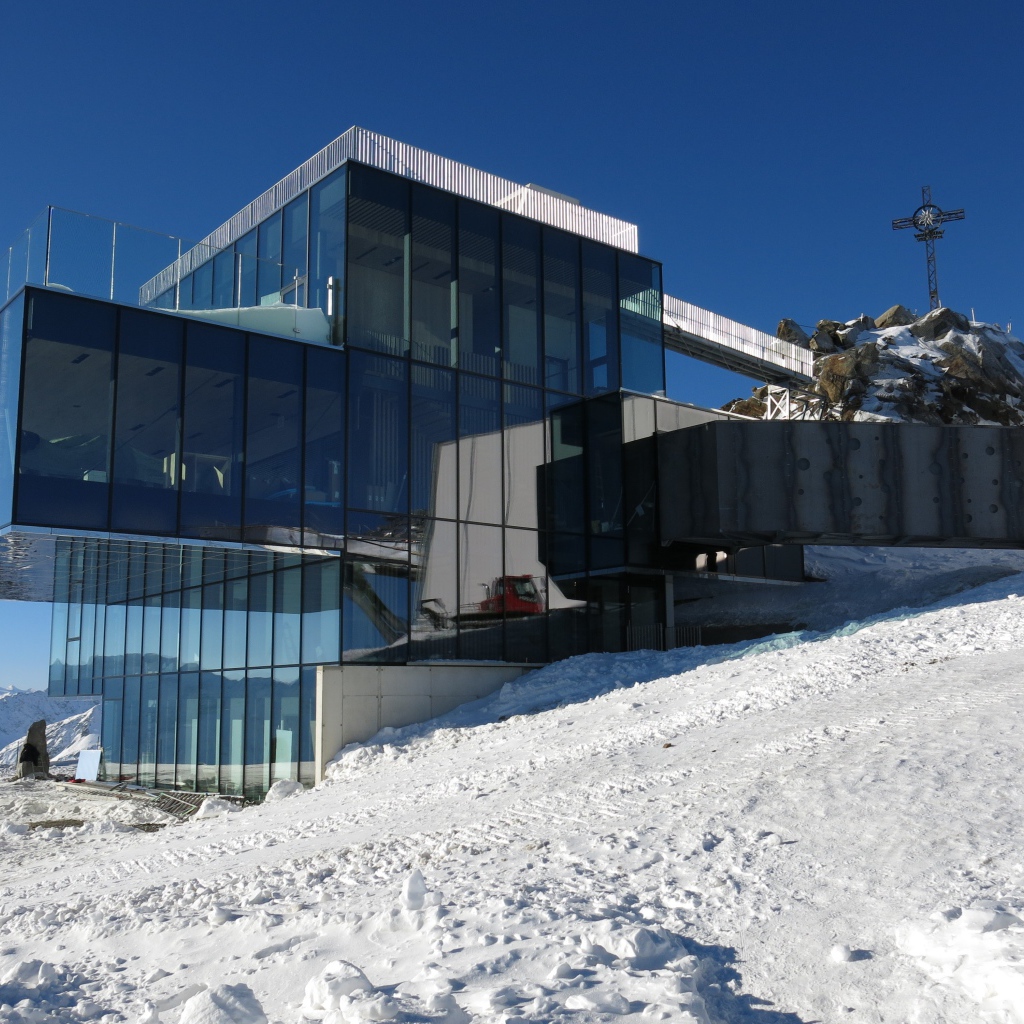 Стеклянный дом на горнолыжном курорте Зёльден, Австрия