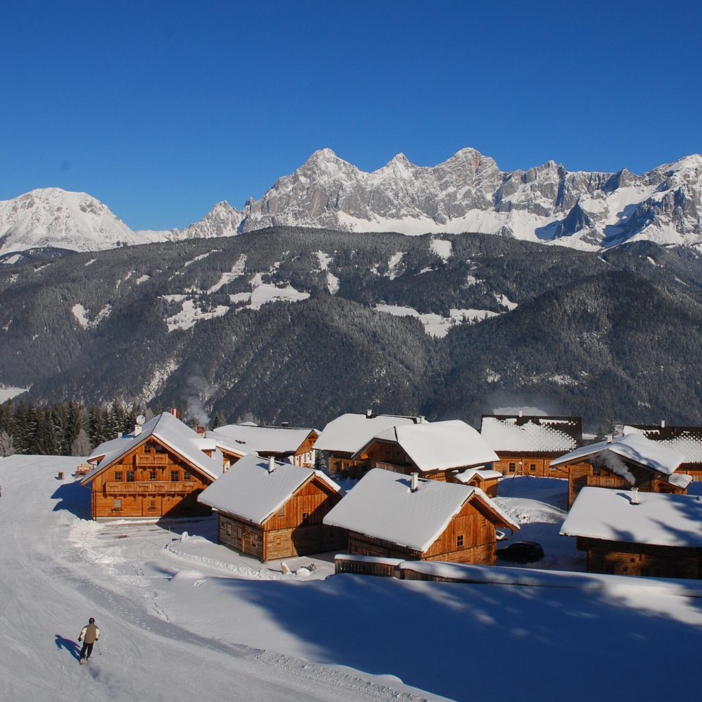 Дома на фоне гор на горнолыжном курорте Шладминг, Австрия