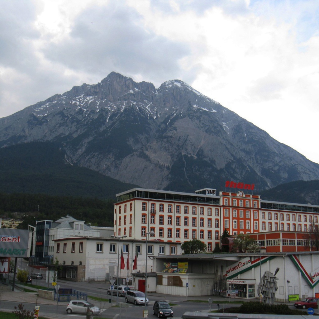 Дома на фоне Альп на курорте Тельфс-Бюхен, Австрия