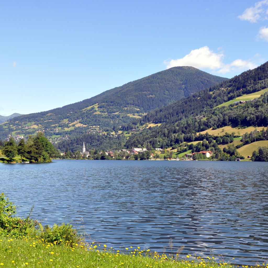 Озеро Клопайнер Зее на фоне гор, Австрия