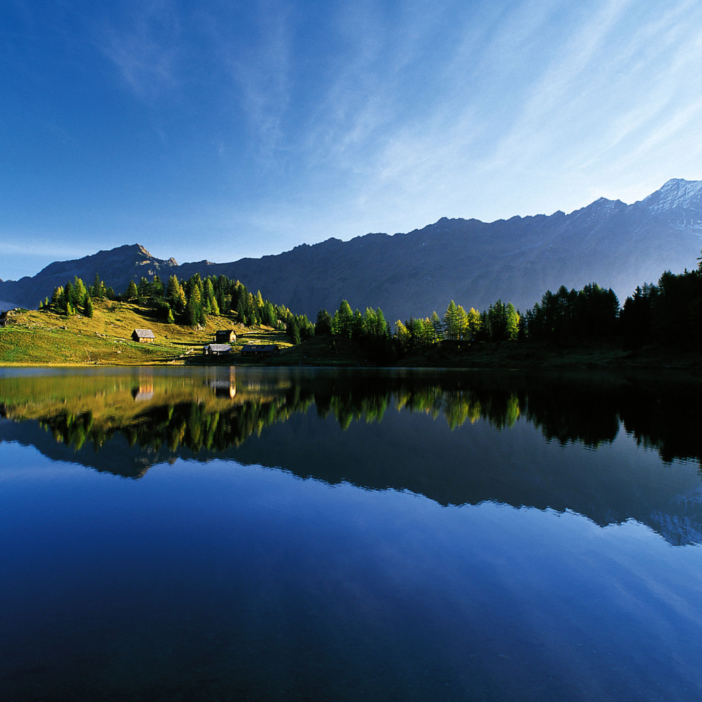 Озеро в горах на курорте Бад Лойперсдорф, Австрия