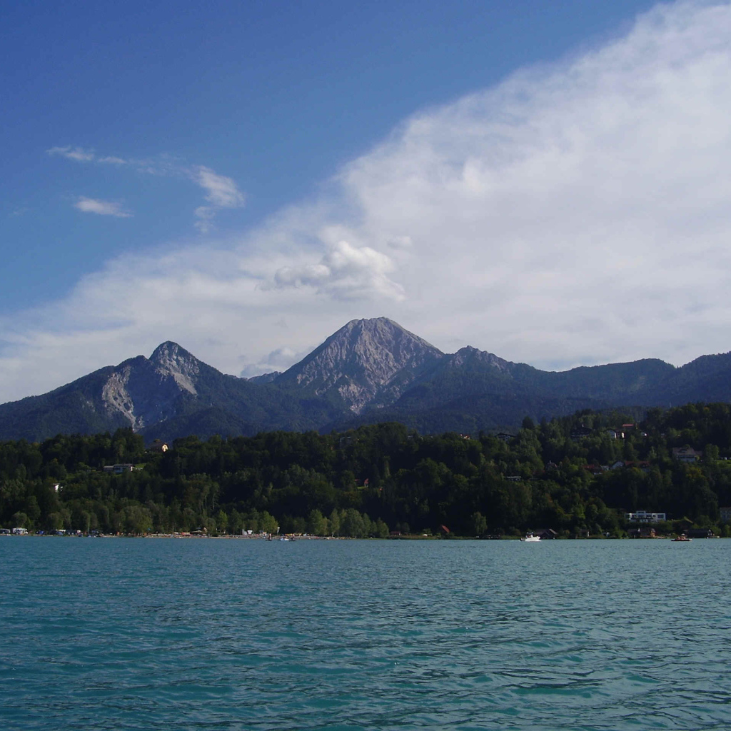 Озеро на фоне гор на курорте Фаакер-Зее, Австрия