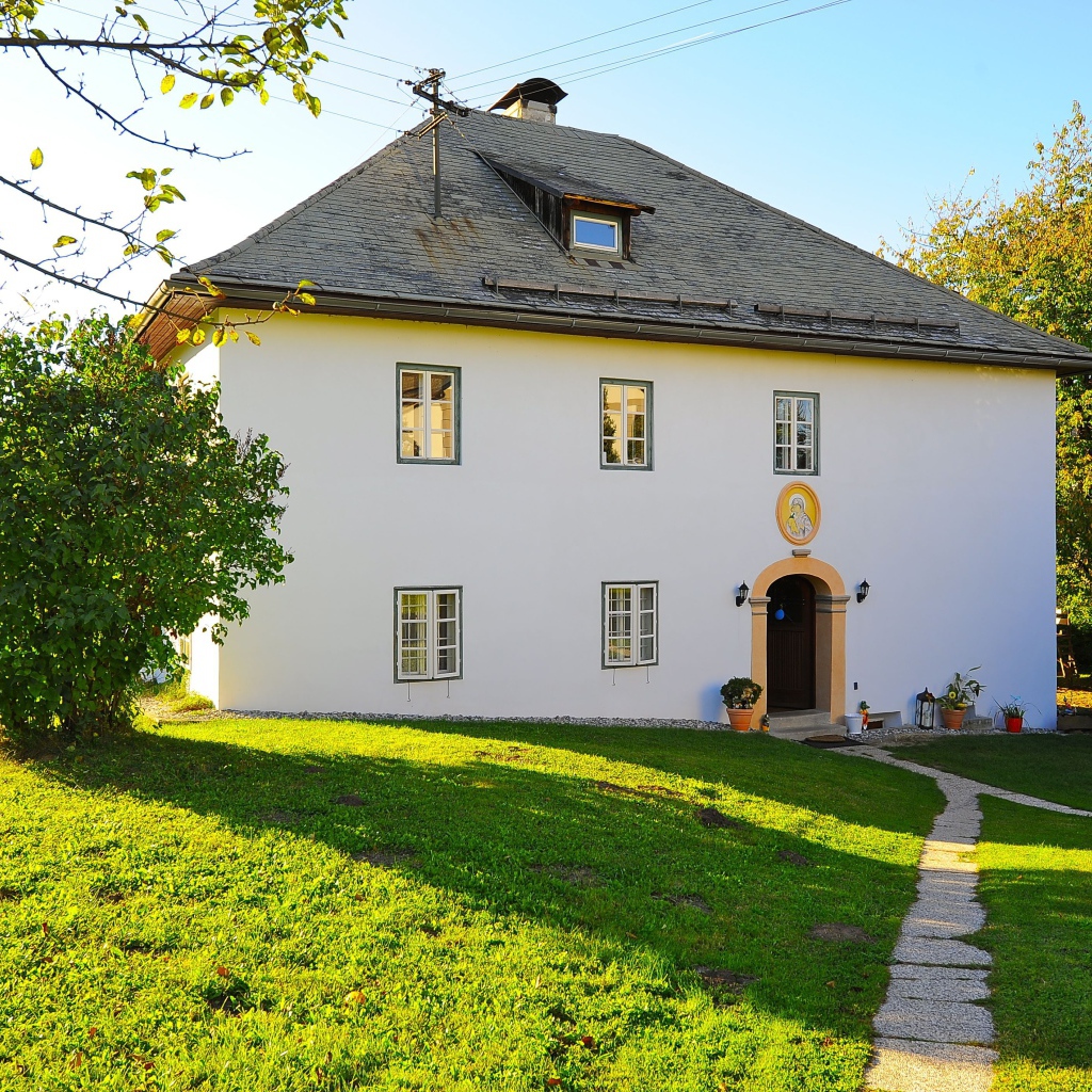 Лужайка перед домом на курорте Фаакер-Зее, Австрия