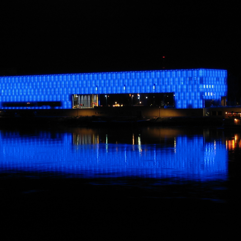 Светящееся здание в городе Линц, Австрия