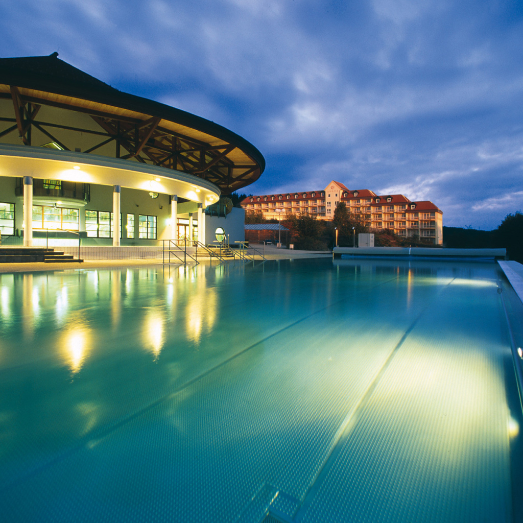 Роскошный бассейн на курорте Бад Татцмансдорф, Австрия