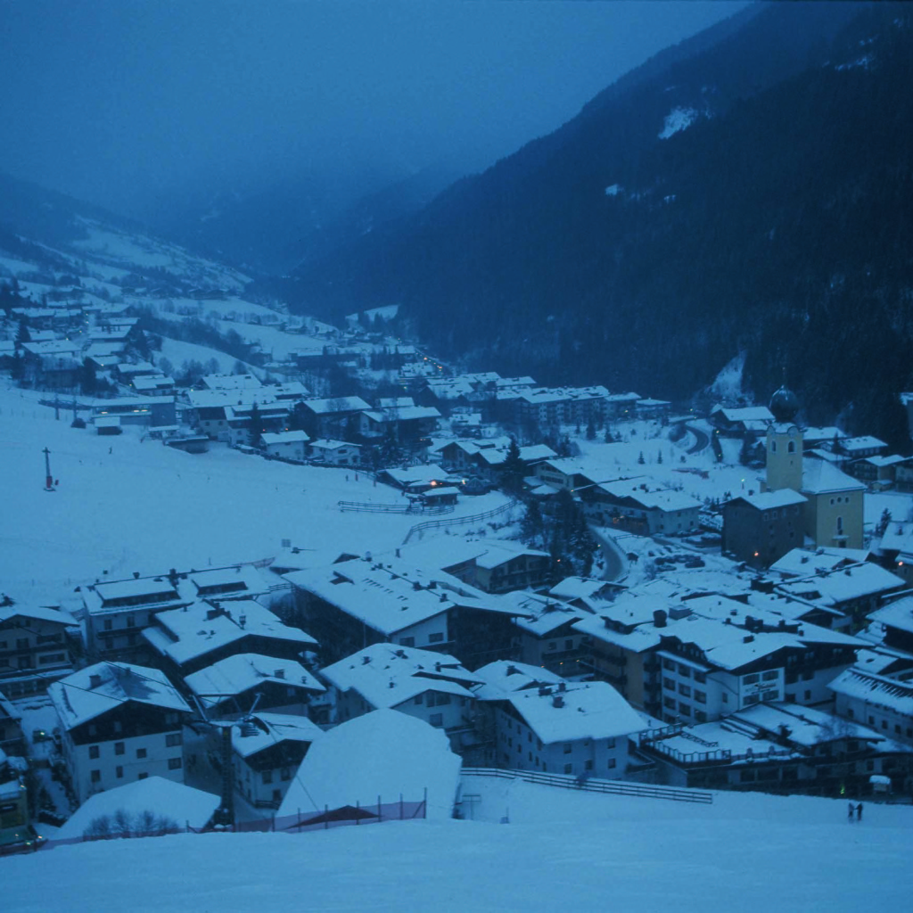 Ночная мгла на горнолыжном курорте Заальбах Хинтерглем, Австрия