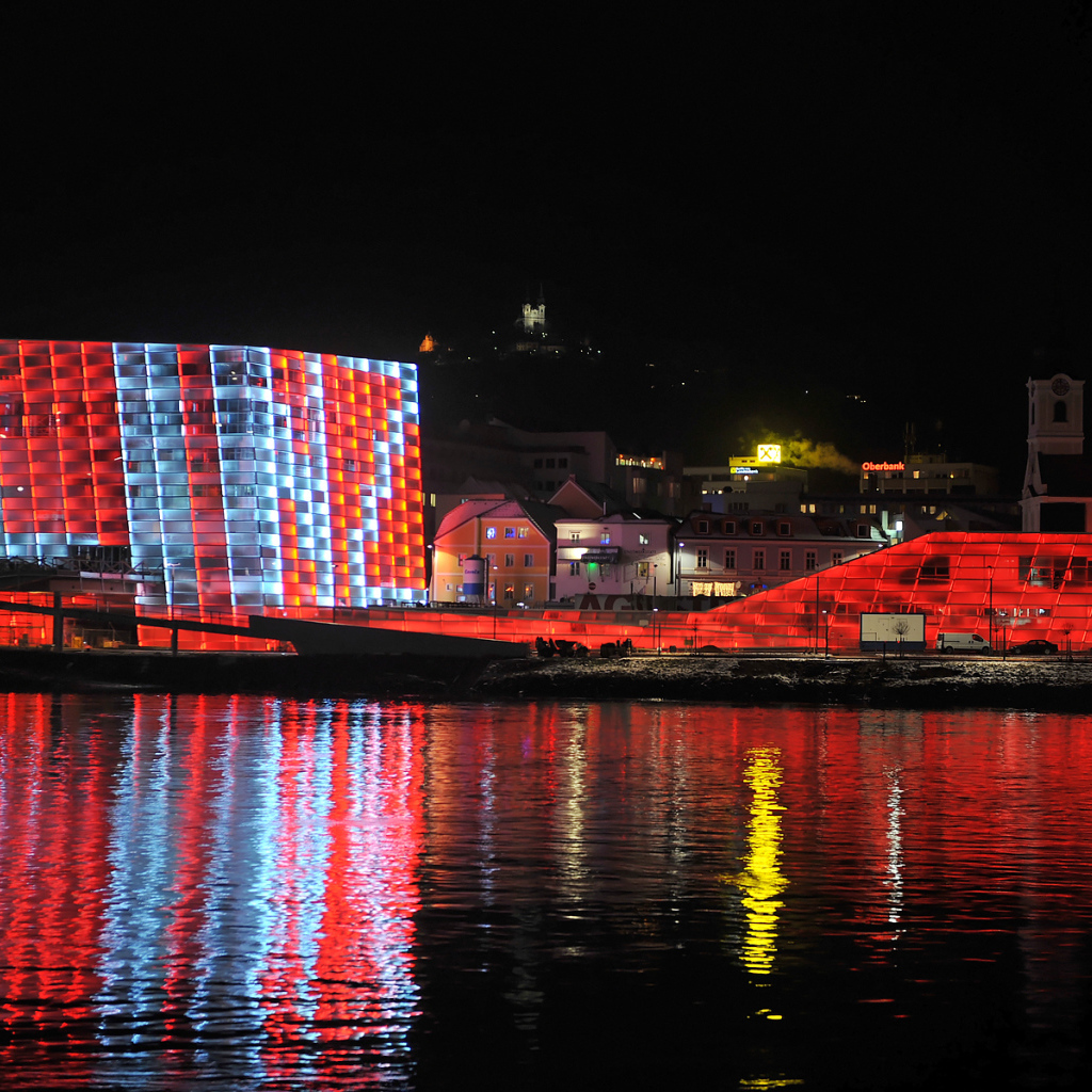 Ночная иллюминация в городе Линц, Австрия