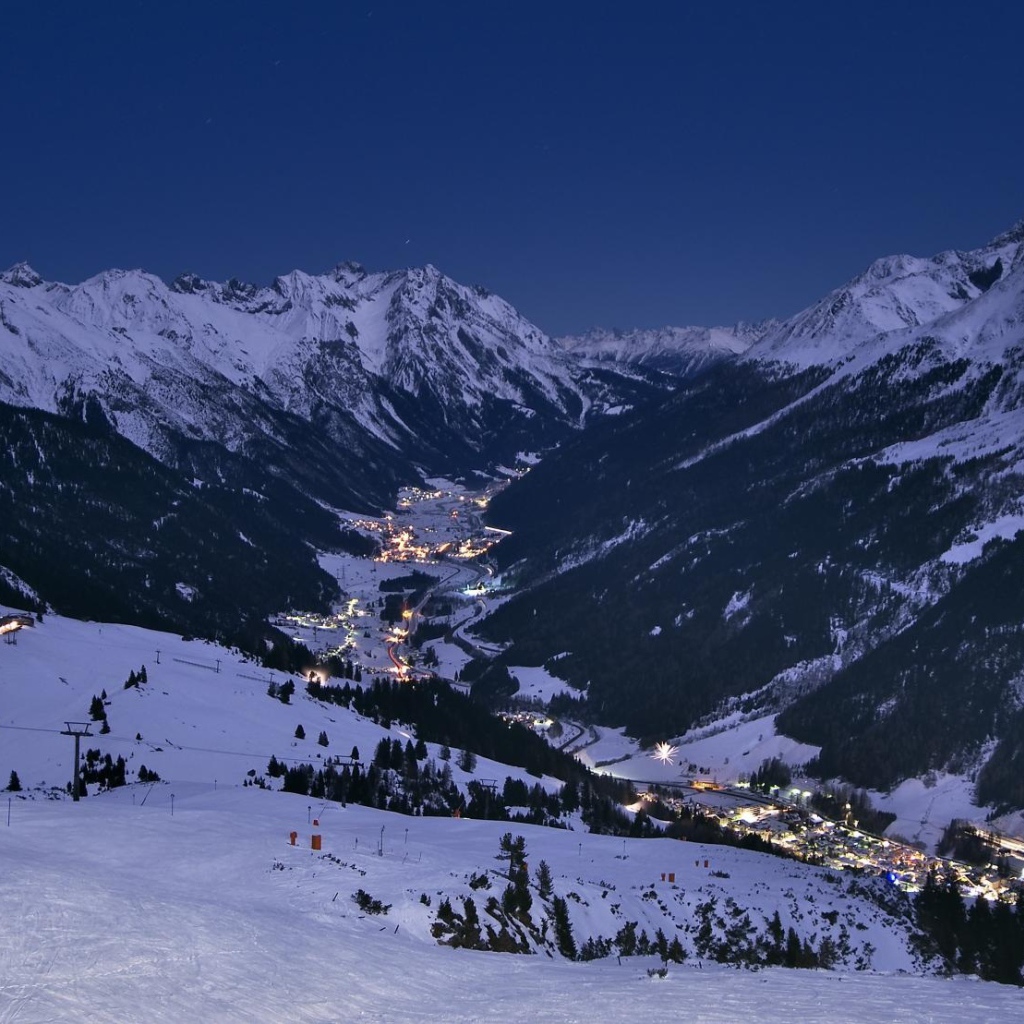 Ночные огни на горнолыжном курорте Лех, Австрия