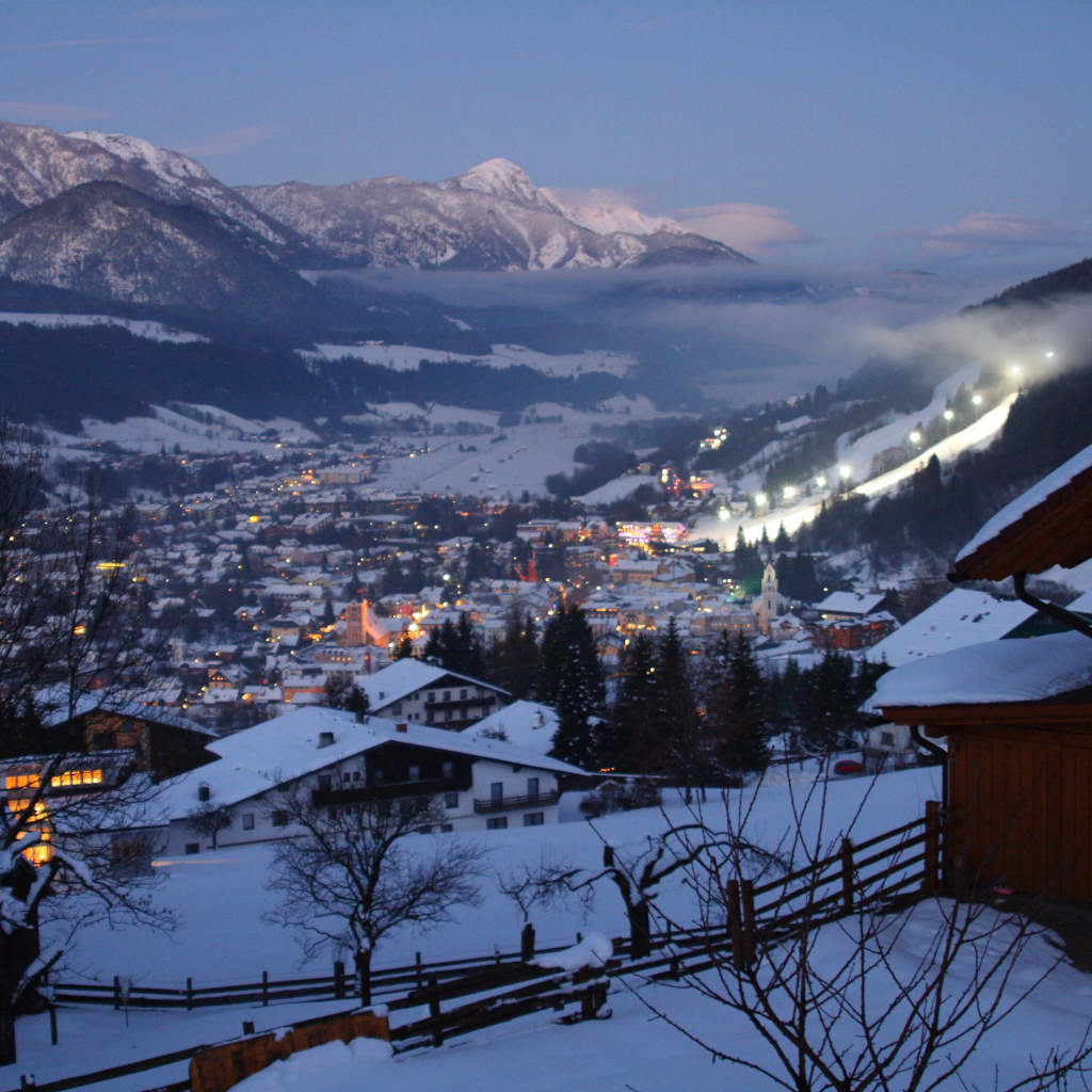 Ночные огни на горнолыжном курорте Шладминг, Австрия