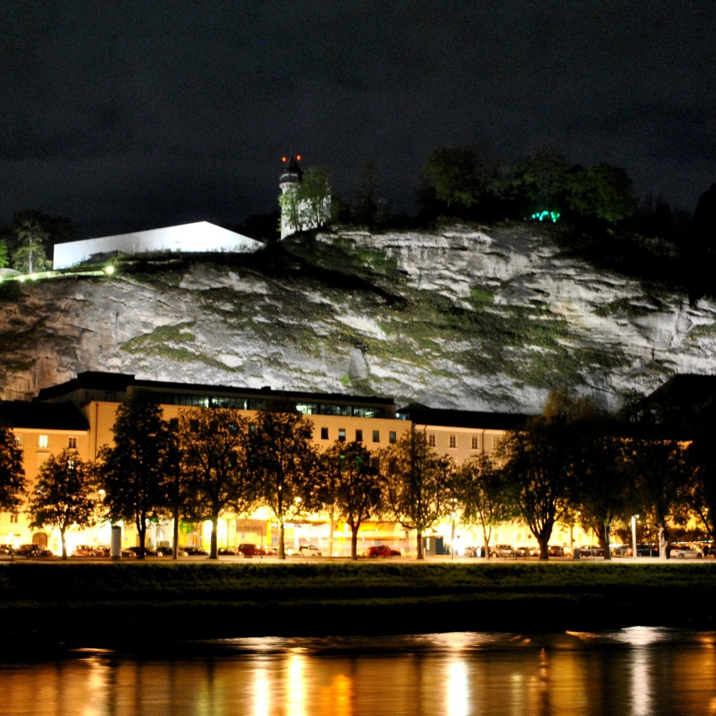 Ночная подсветка в городе  Зальцбург, Австрия