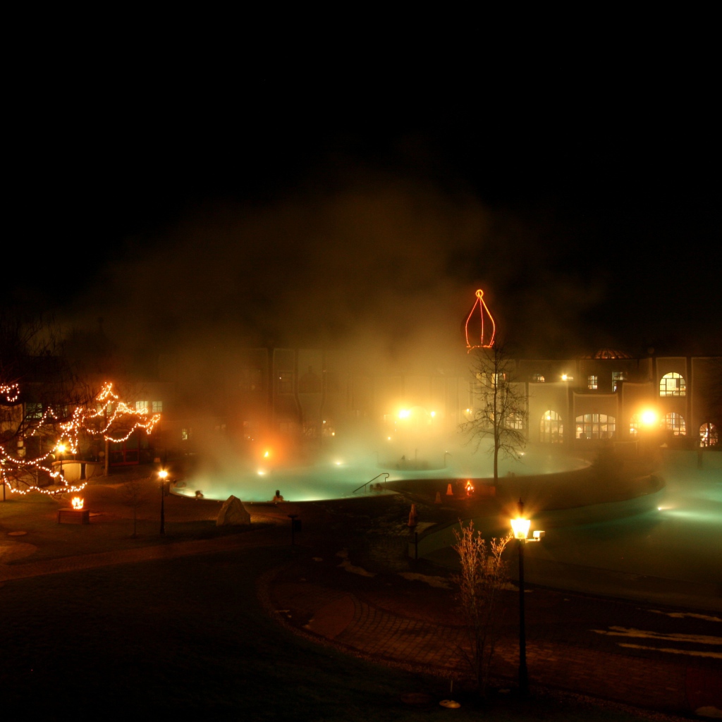 Ночные огни на курорте Бад Лойперсдорф, Австрия