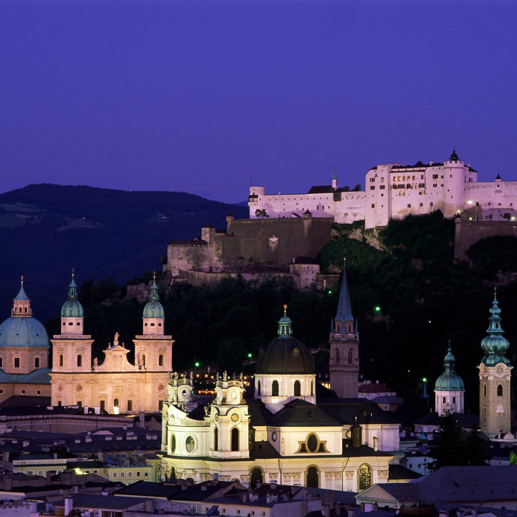 Ночные огни в городе  Зальцбург, Австрия