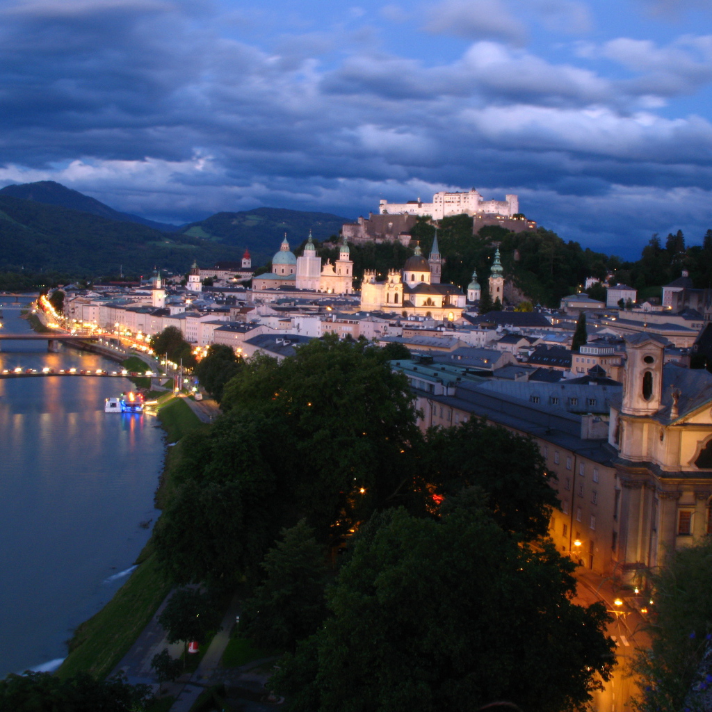 Ночные улицы в городе  Зальцбург, Австрия