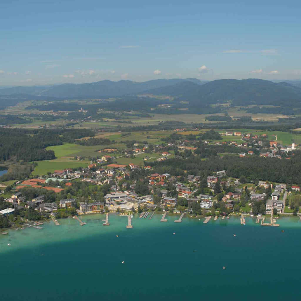 Панорама курорта на озере Клопайнер Зее, Австрия
