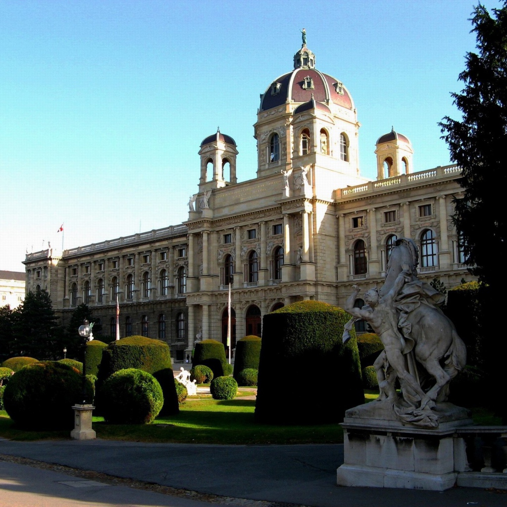 Парк перед дворцом в городе Вена, Австрия