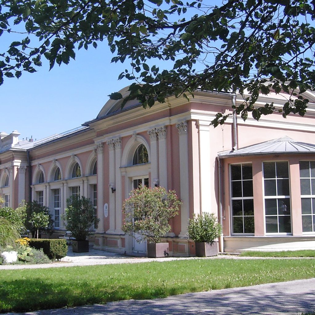 Розовое здание в парке на курорте Бад Халль, Австрия