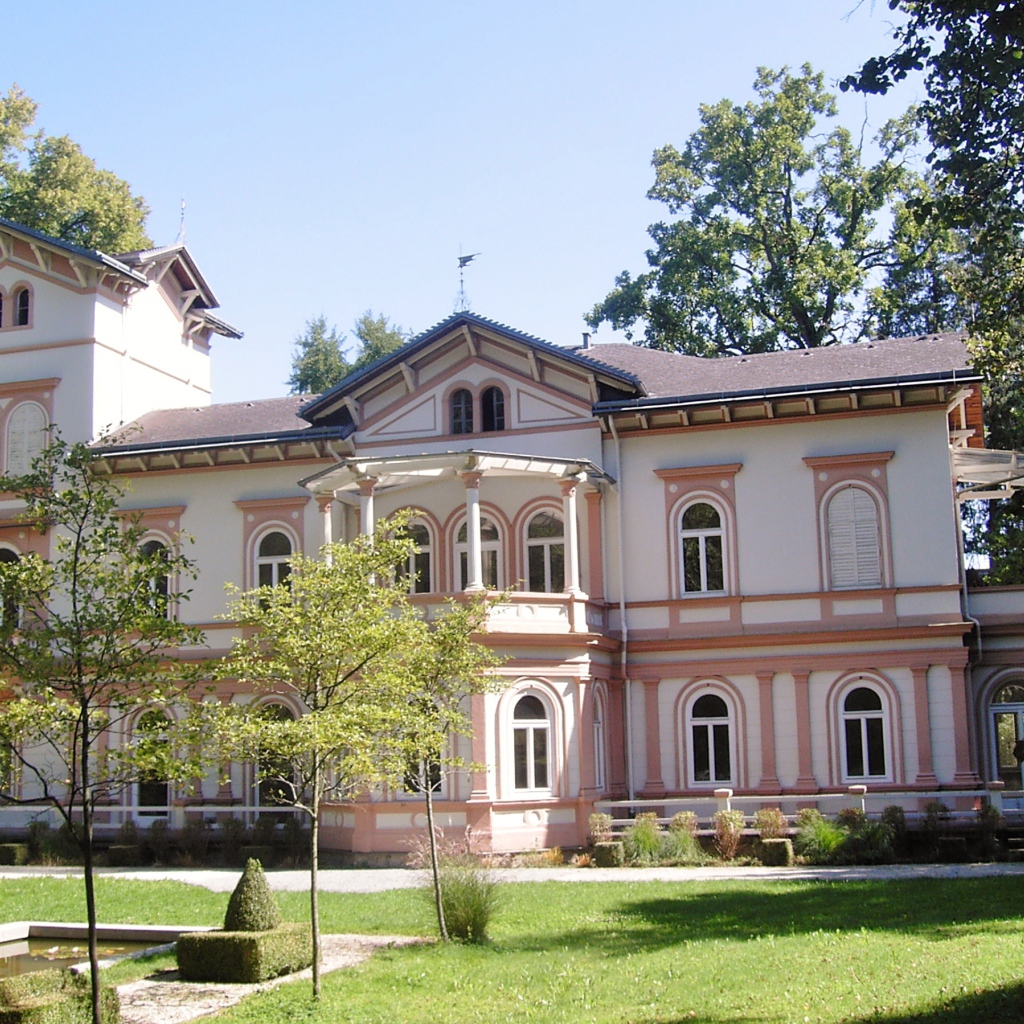 Розовое здание на курорте Бад Халль, Австрия