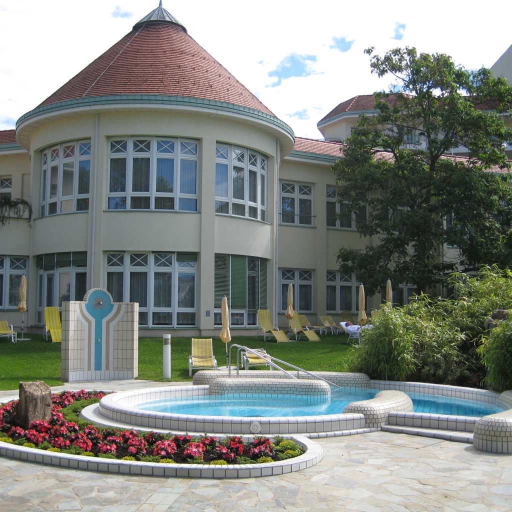 Бассейн перед отелем на курорте Бад Татцмансдорф, Австрия