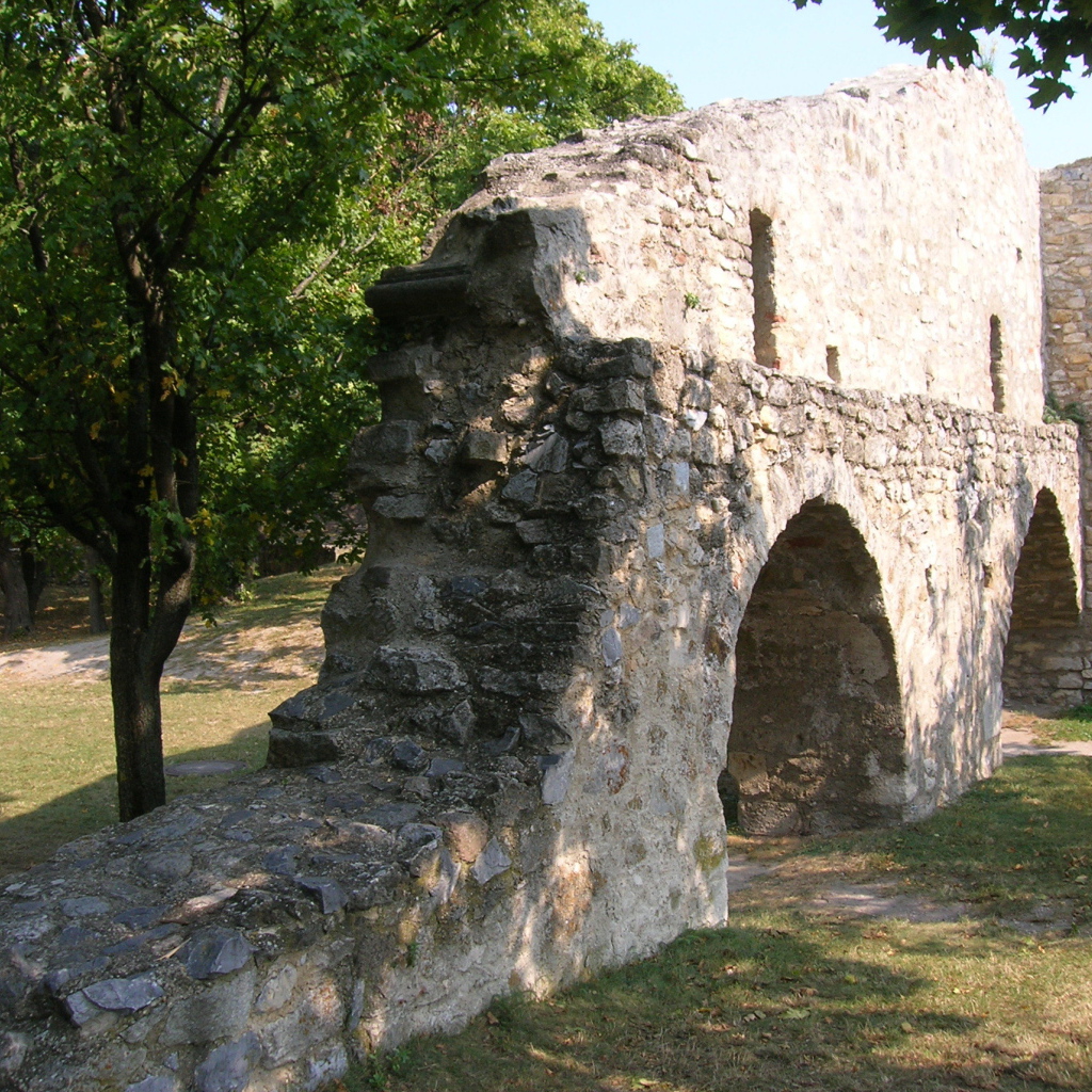 Остатки крепостной стены в городе Гайнберг, Австрия