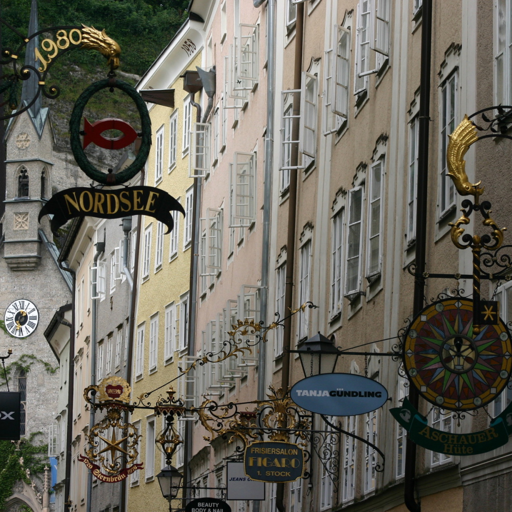 Вывески магазинов в городе  Зальцбург, Австрия