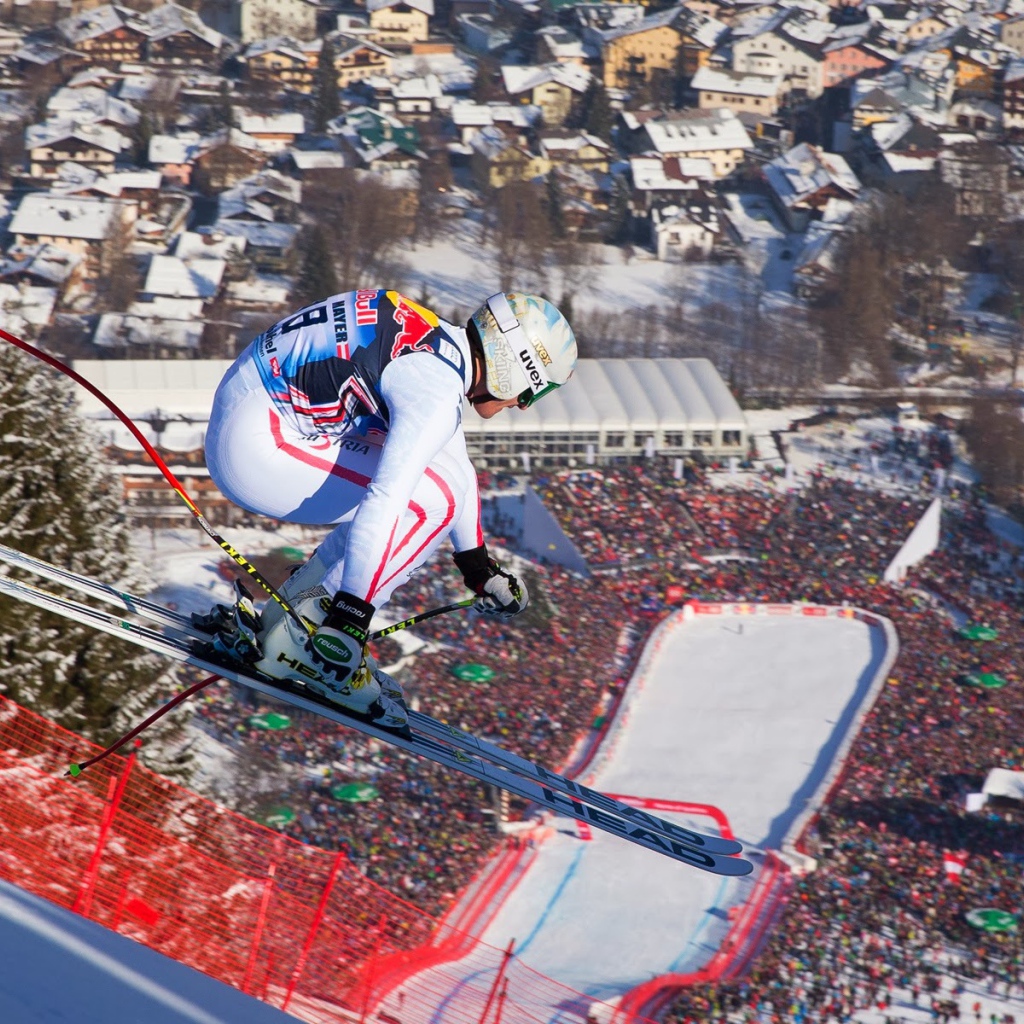Лыжник на трассе на курорте Китцбюэль, Австрия