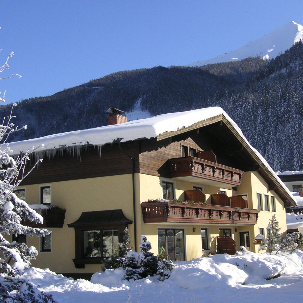 Заснеженная гостиница на курорте Бад Хофгастайн, Австрия